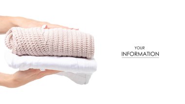 Yığın beyaz kot pantolon ve bej kazak el desen giyim