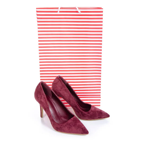 Жіноче червоне взуття на високих підборах пакет для покупок — стокове фото