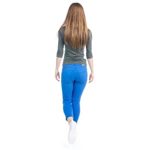 Mujer en jeans y zapatillas blancas va —  Fotos de Stock
