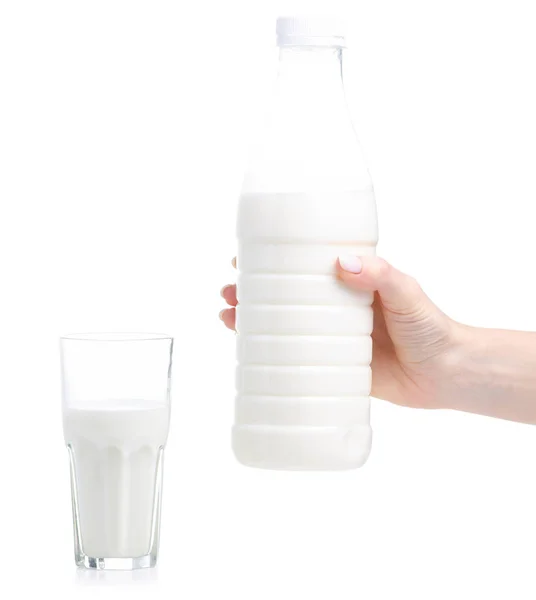 Plastikowe butelki mleka i szklankę mleka w dłoni — Zdjęcie stockowe