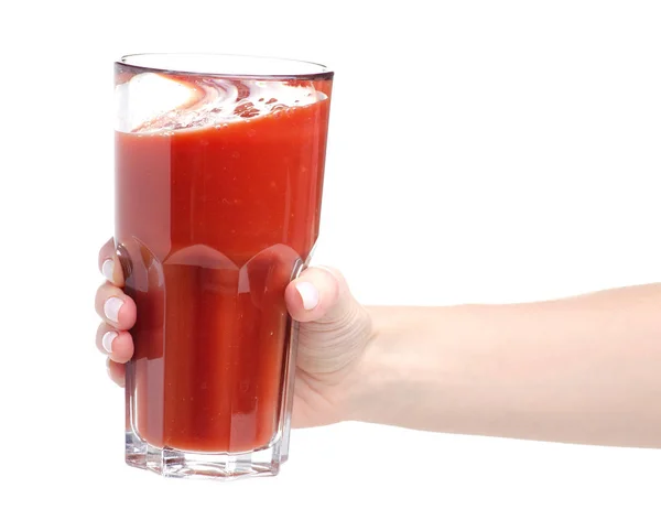 Um copo de suco de tomate na mão — Fotografia de Stock