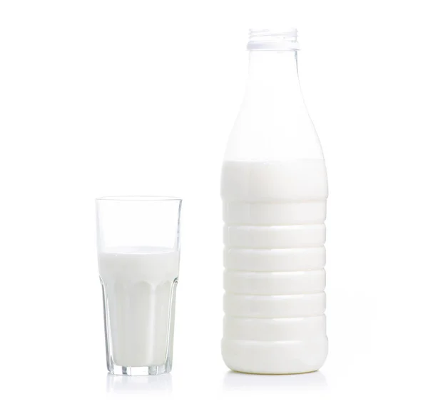 Plastová láhev mléka a sklenice mléka — Stock fotografie