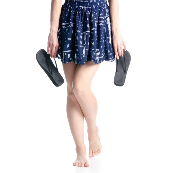 Nő lábát kezében fekete flip flops — Stock Fotó