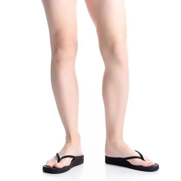 Frauenbeine in schwarzen Flip Flops — Stockfoto