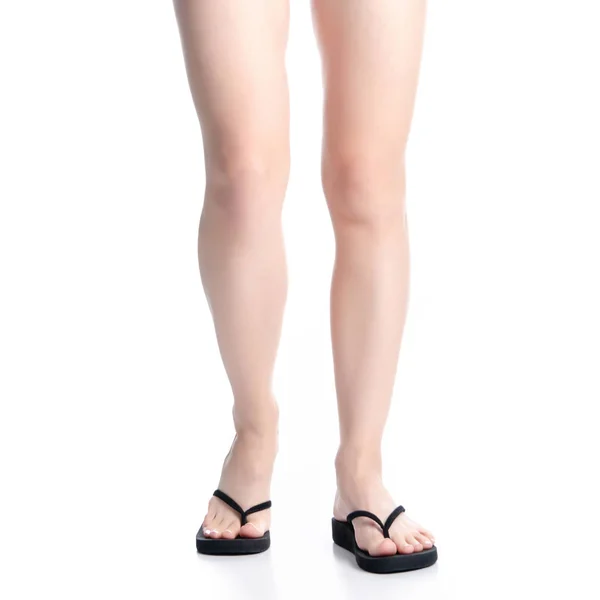 Pernas de mulher em chinelos pretos — Fotografia de Stock