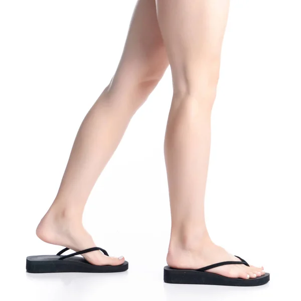 Mulher pernas em chinelos pretos vai — Fotografia de Stock