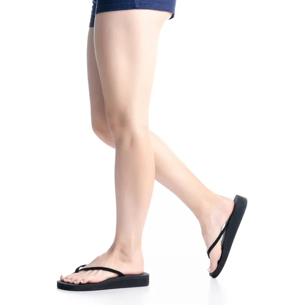 Nő lába fekete flip flops — Stock Fotó