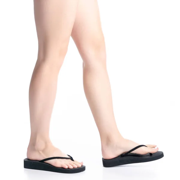 De benen van de vrouw in zwarte flip flops gaat — Stockfoto