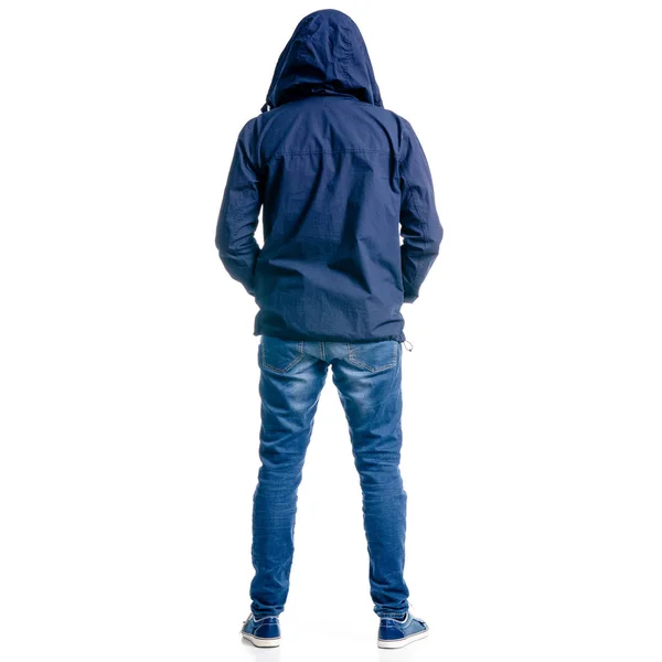 Bir erkek kot pantolon ve ceket hood ayakta arıyor.