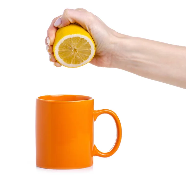 El bir limon portakal Kupası kupa sıkarak. — Stok fotoğraf