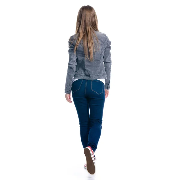 Mujer en jeans va caminando — Foto de Stock