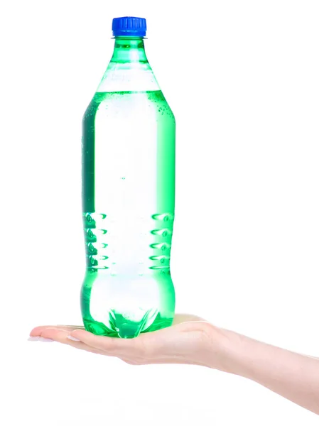Garrafa verde na mão beber água espumante — Fotografia de Stock