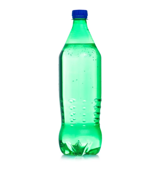 Garrafa verde beber água espumante — Fotografia de Stock