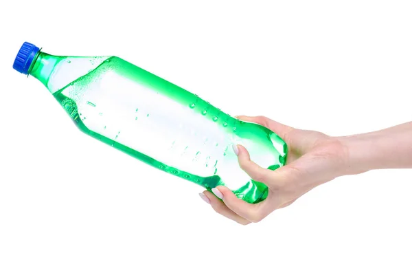 Botol hijau di tangan minum air mineral — Stok Foto