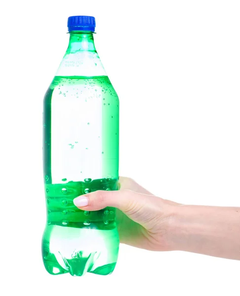 Garrafa verde na mão beber água espumante — Fotografia de Stock