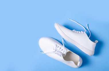 Bir çift beyaz spor ayakkabı.