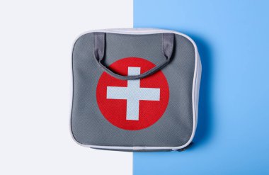Renk arkaplanı üzerine ilk yardım çantası