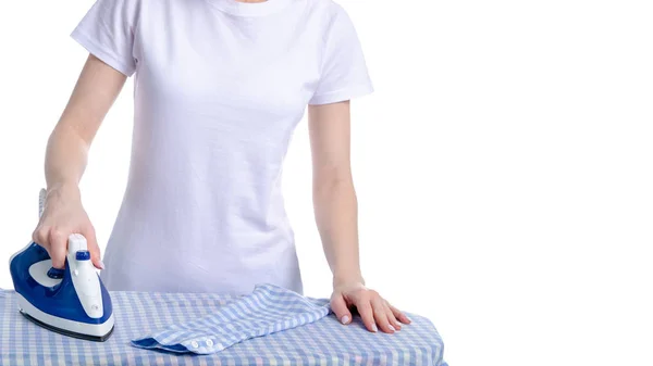 Žena žehlení prádla modré tričko na žehlící prkno — Stock fotografie