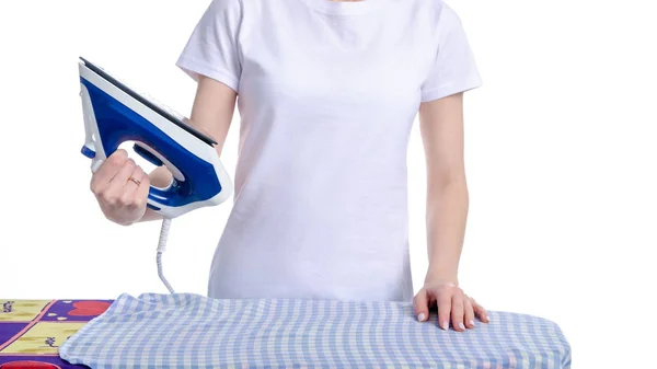 Mujer planchando ropa camisa azul sobre tabla de planchar — Foto de Stock