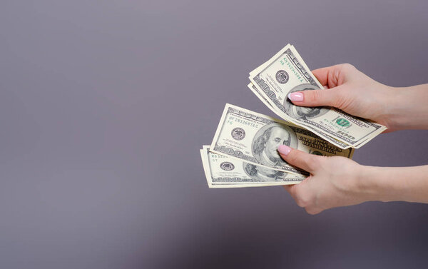 доллары деньги финансы валюта в руке
