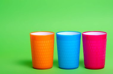 Renkli plastik bardaklar