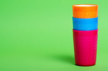 Renkli plastik bardaklar