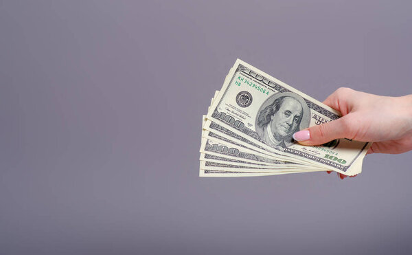 доллары деньги финансы валюта в руке
