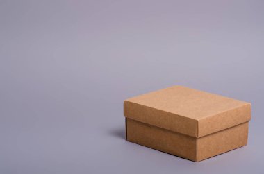 Kutusu kahverengi paket minimalizm