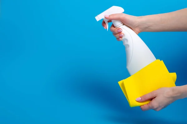 Limpiador de inodoro botella blanca y trapo limpio en la mano — Foto de Stock