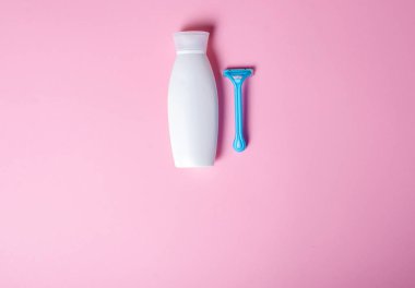 Beyaz şişe krem losyon, jilet güzellik bakımı