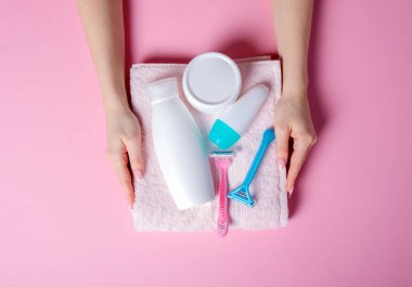 Pembe havlu, kavanoz krem, losyon, jilet, silindir deodorant yumuşak güzellik eller