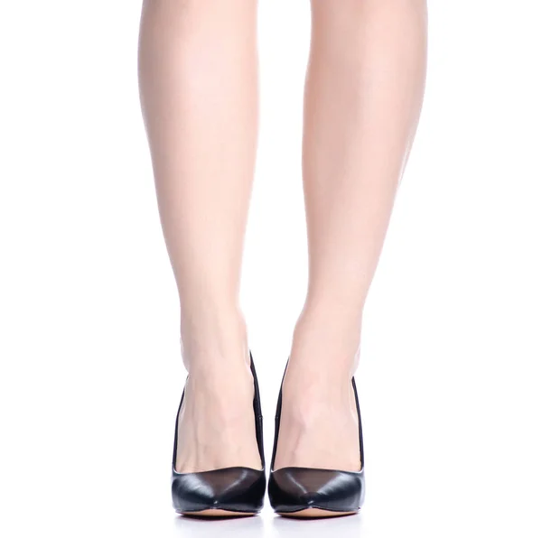 Vrouwelijke benen met zwarte hoge hakken schoenen mode — Stockfoto