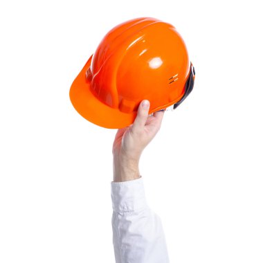 Elinde kask sert şapka