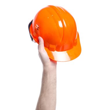 Elinde kask sert şapka