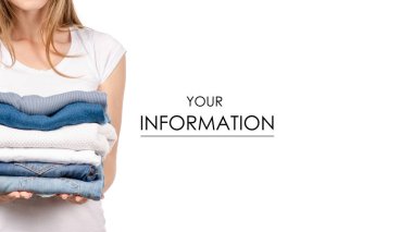 Bir kadın deseninin ellerinde kazak kot yığını