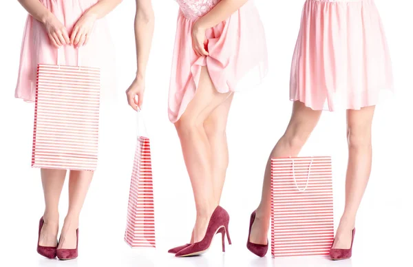 Definir pernas de mulher em sapatos de salto alto vermelho e pacote de saco de vestido na moda mão — Fotografia de Stock