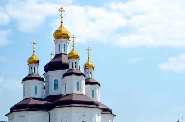 Church building against the blue sky — Stock Photo, Image