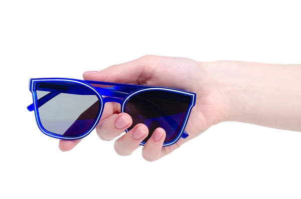 Niebieskie okulary przeciwsłoneczne w ręku — Zdjęcie stockowe