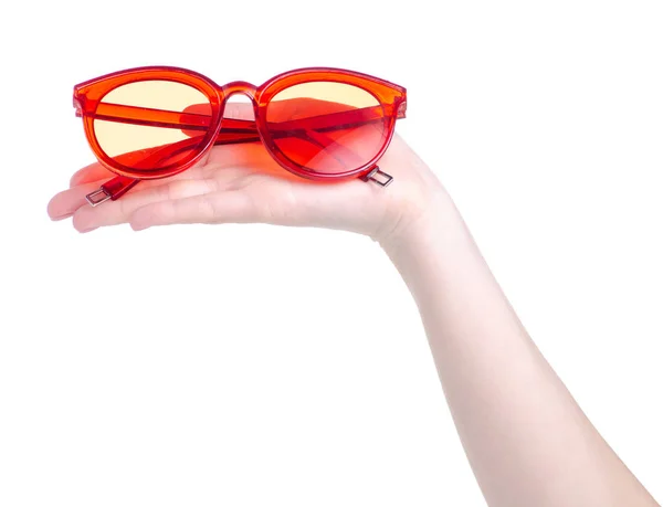 Czerwone okulary przeciwsłoneczne w ręku — Zdjęcie stockowe