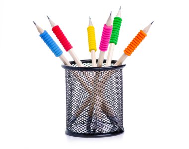 Elinde kauçuk olan kalemler