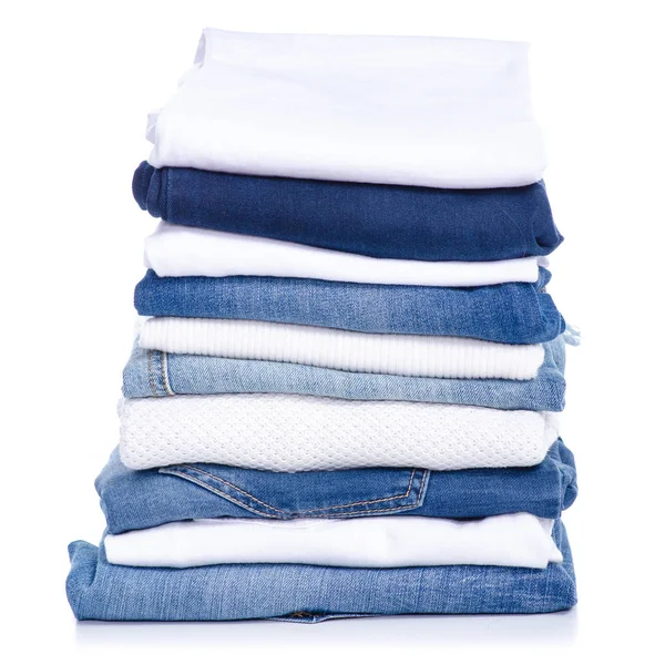 Empiler des jeans bleus et des vêtements chemise blanche — Photo