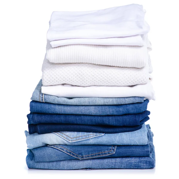 Empiler des jeans bleus et des vêtements chemise blanche — Photo