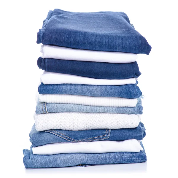 Empiler des jeans bleus et des vêtements chemise blanche — Photo