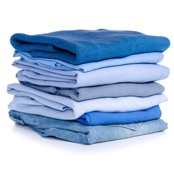 Yığın mavi giysi ve kot pantolon