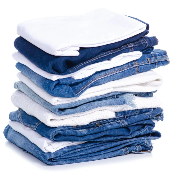 Stapelen blauwe jeans en wit overhemd kleding — Stockfoto