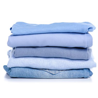 Yığın mavi giysi ve kot pantolon