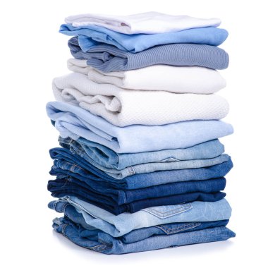 Yığın mavi kot pantolon ve giysi