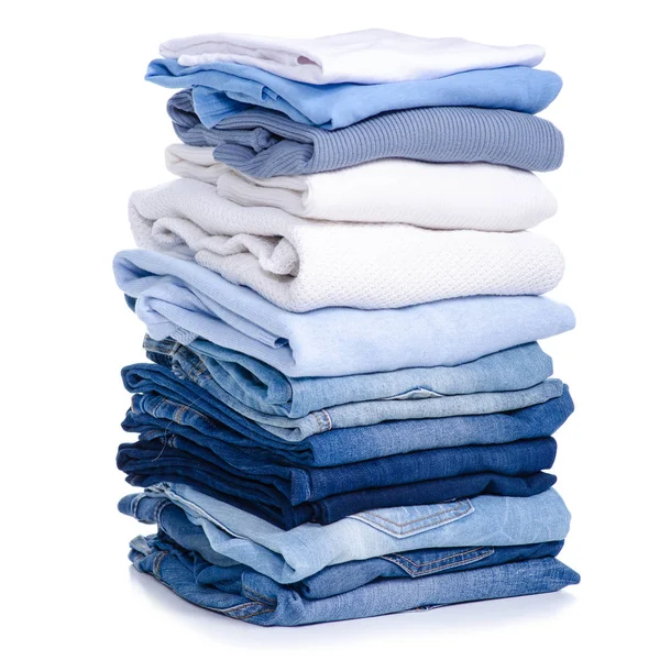 Yığın mavi kot pantolon ve giysi