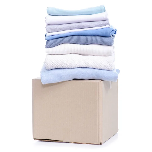 Stapel kleding in kartonnen doos — Stockfoto