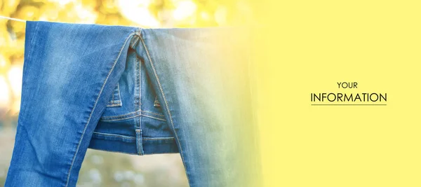 Niebieskie dżinsy wiszące na wzór clothespin — Zdjęcie stockowe